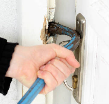 Porte d'entrée fracturée à l'aide d'un pied-de-biche