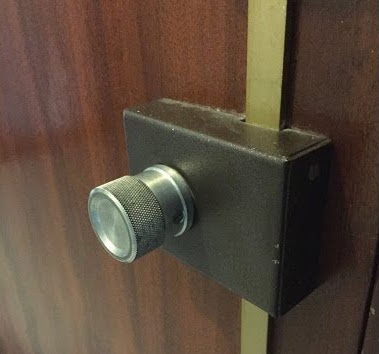 Verrou bloque le mouvement de la tringle et l'ouverture de la serrure multipoints